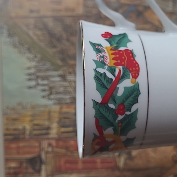 ROYAL MAJESTIC FINE CHINA 'CHRISTMAS EVE' TEA CUPS SET OF 4 - Picture 5 of 7